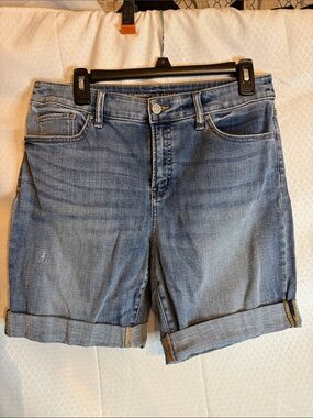 Chicos Jean cuffed shorts that are so slimming girlfriend shorts in a size 8.